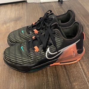 Nike Lebron Witness VI (Big Kid) Black/Metallic Silver/Sequoia